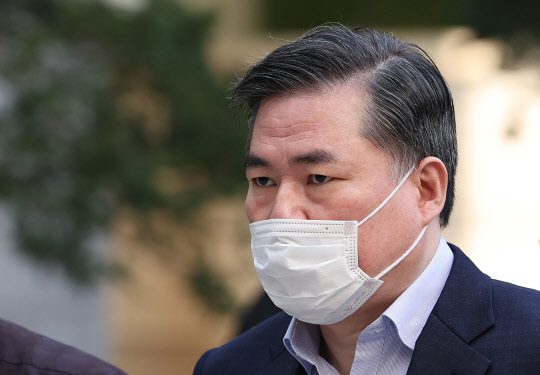유동규 전 성남도시개발공사 본부장이 28일 오전 서울 서초동 서울중앙지법에서 열리는 대장동 개발 사업 로비·특혜 의혹 관련 재판에 출석하고 있다. [연합뉴스]